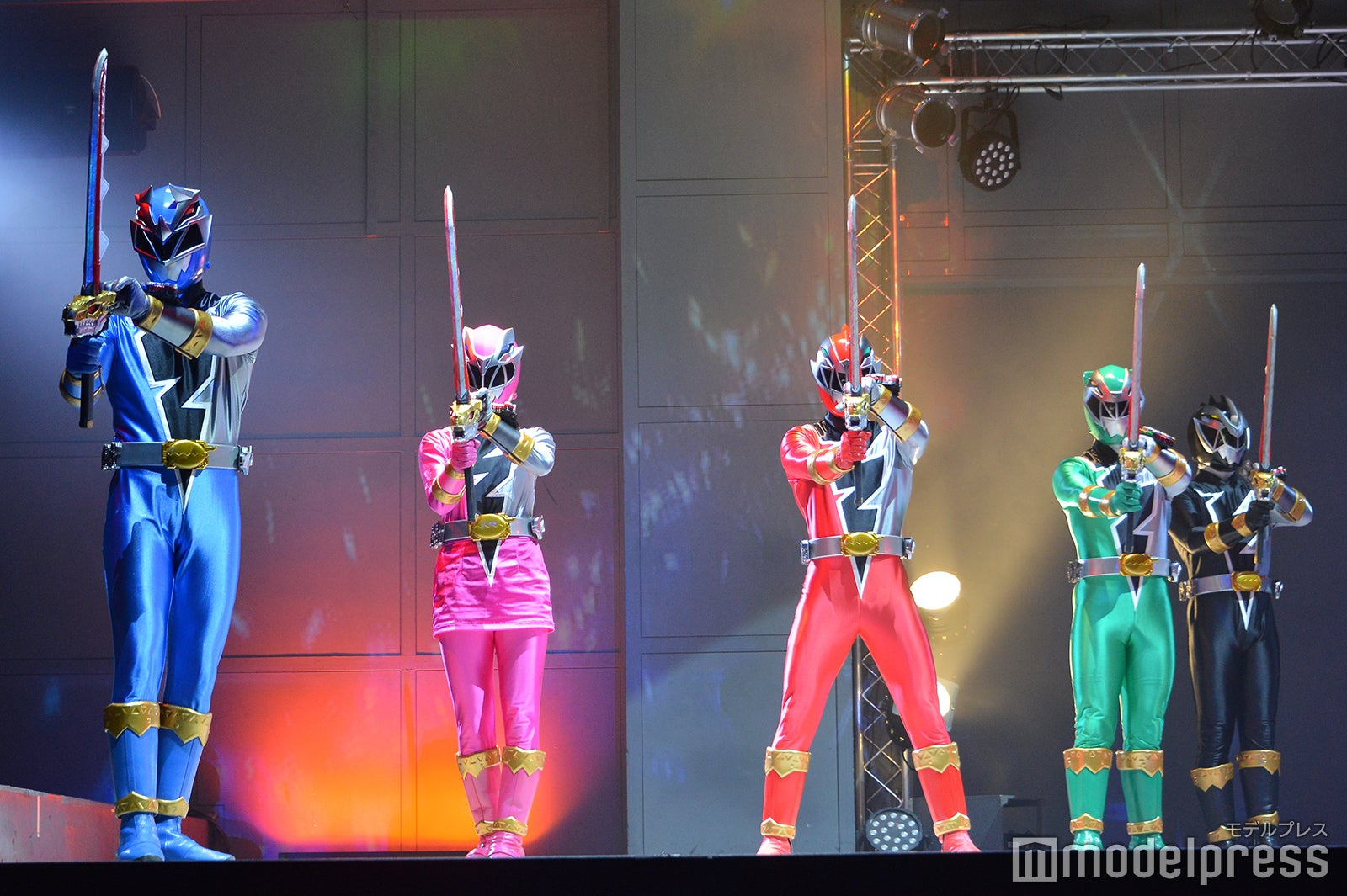 ヒーローショーの様子（C）モデルプレス
