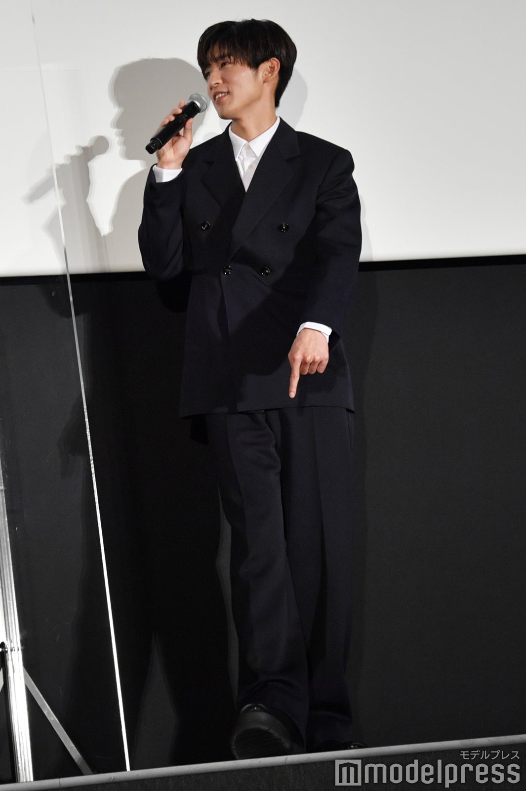 ぼやかれたくて“厚底”を履いてきたことをアピールする目黒蓮（C）モデルプレス