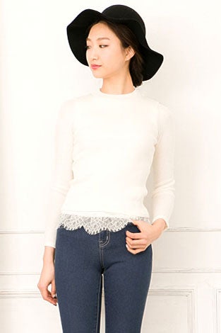 大人クラシカルレイヤード風裾レースニットトップス「Re:EDIT by GALSTAR」2,998円（税込）／画像提供：Re:EDIT by GALSTAR