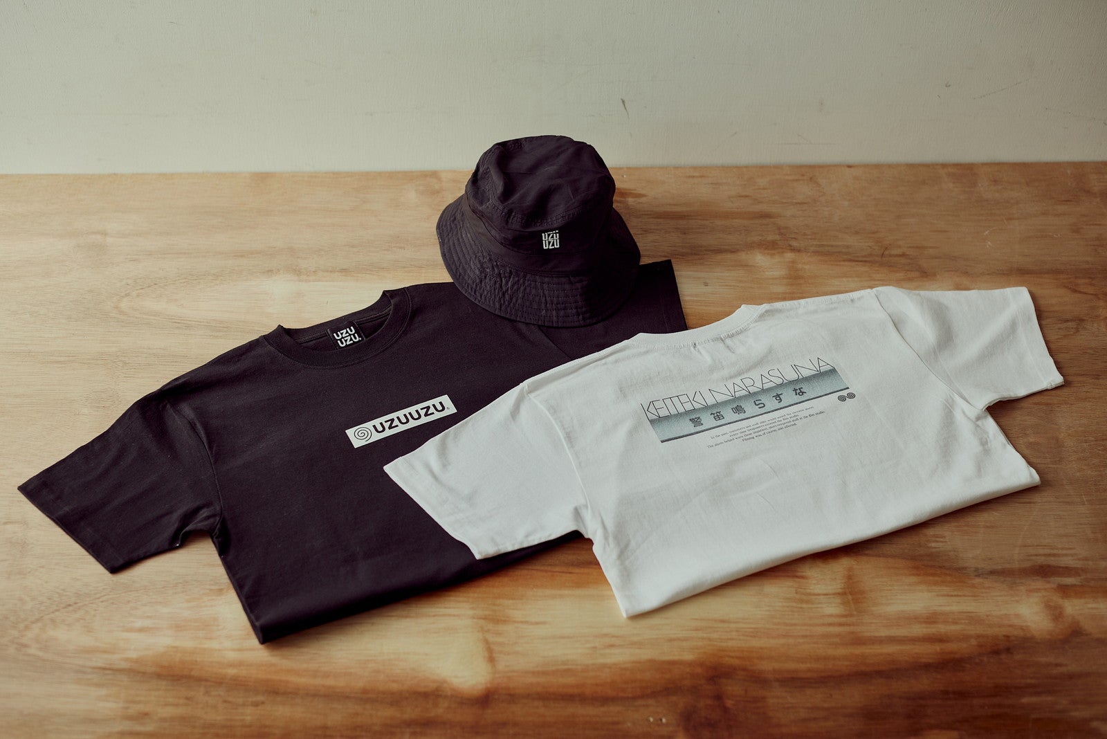 UZUUZUTシャツ（各色）2,400円、UZUUZUバケットハット2,200円他／提供画像
