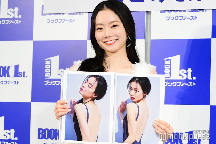 お気に入りカットを見せるなごみ(C)モデルプレス