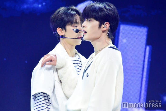 ハン・ユジン、キム・ジウン「In Bloom」パフォーマンスより(C)モデルプレス