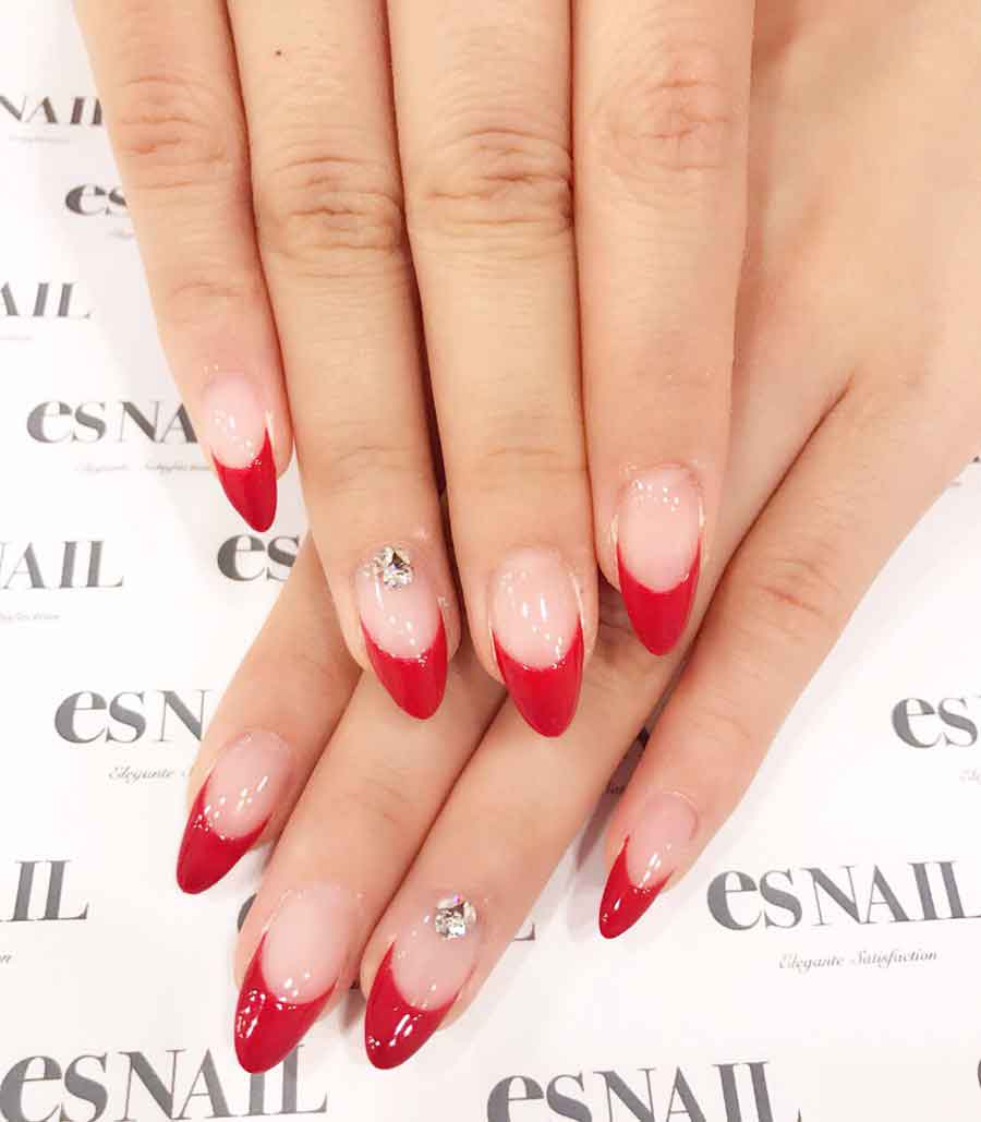 フレンチネイルで大人っぽく／画像提供：esNAIL