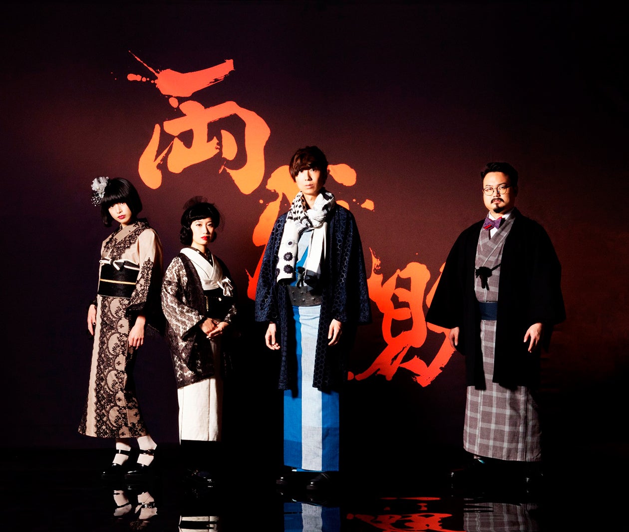 ゲスの極み乙女。の川谷絵音（中右）