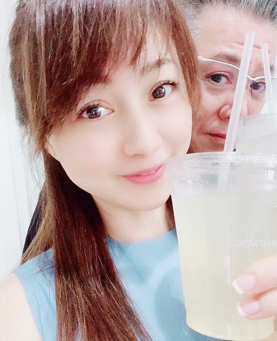 渡辺美奈代 夫との2ショットを公開し謝罪 おすまし顔してたのに モデルプレス 渡辺美奈代 夫との2ショットを公開し謝罪 おすまし顔してたのに モデルプレス
