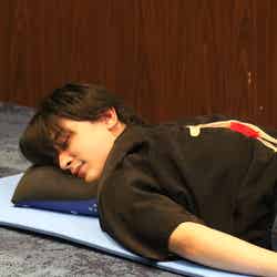 新グッズのトレーニングマットに寝転がり、楽屋でのくつろぎを再現する吉沢亮（画像提供：所属事務所）