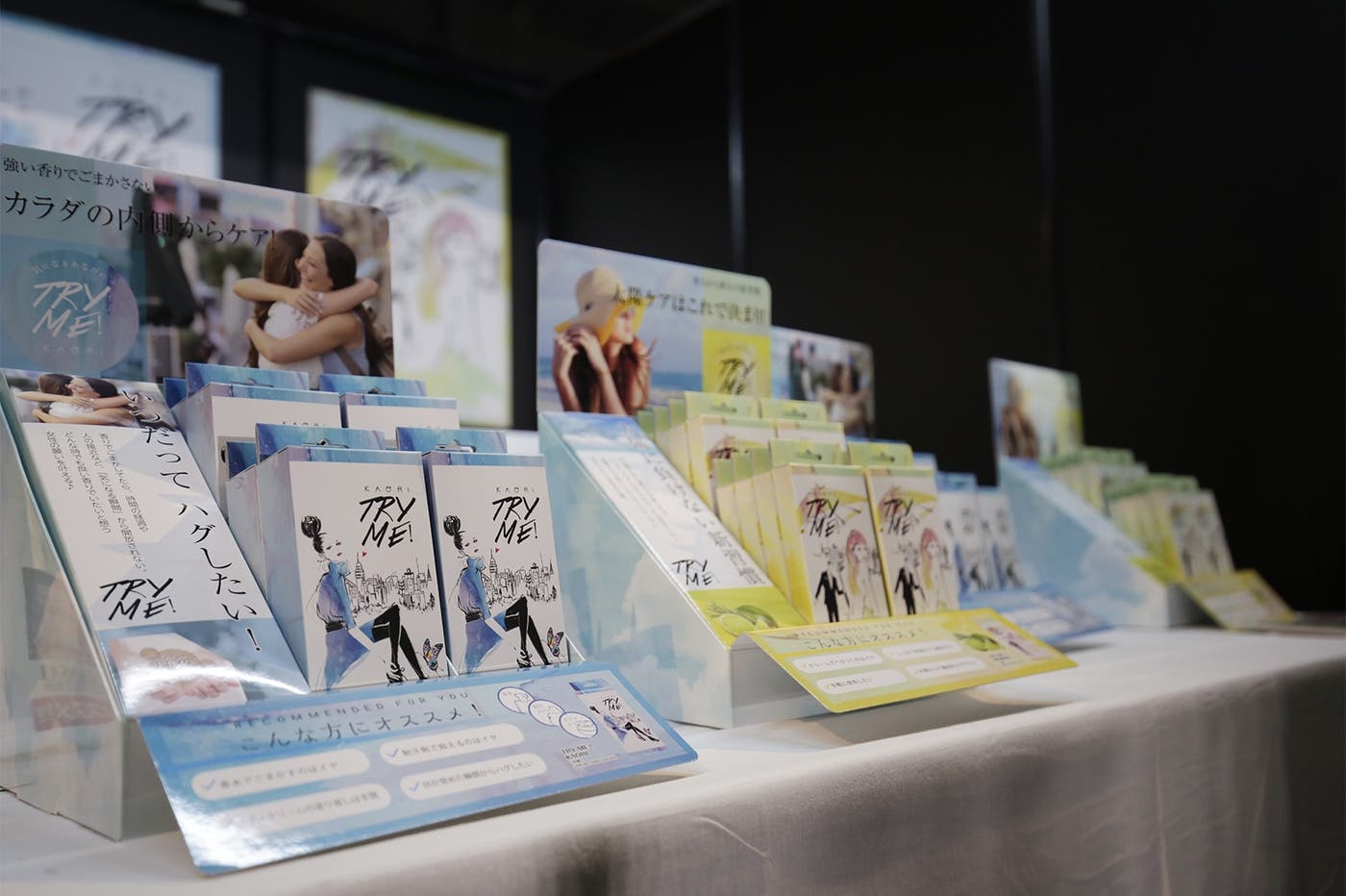 手前から「KAORI」と「MAMORU」(写真提供:KANSAI COLLECTION)