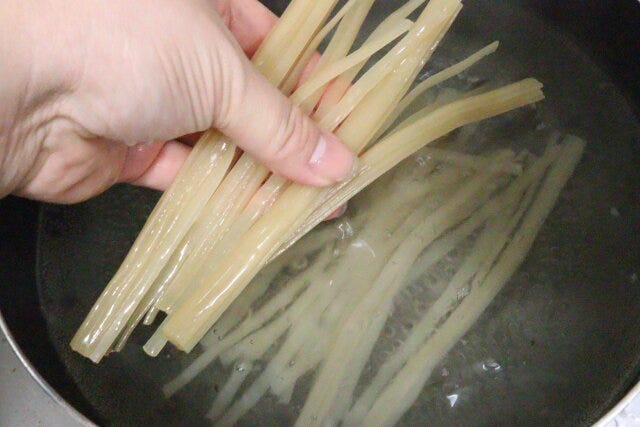 ダイソー 韓国キムチチゲ麺 ダイソーの韓国キムチチゲ麺を茹でる