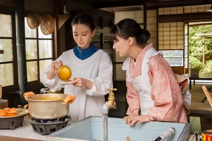 山本舞香、芳根京子「波うららかに、めおと日和」第4話(C)フジテレビ