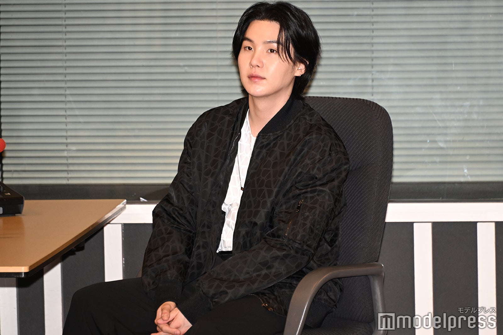 ラジオブースに座るSUGA（C）モデルプレス