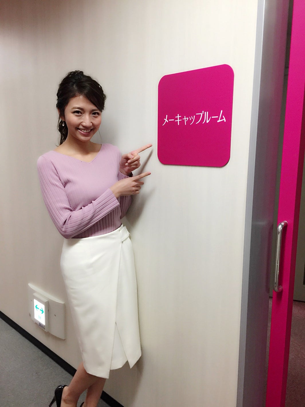 洋服や扱うニュースに合わせて髪型を決めます。グッディ出演時は清潔感を重視。普段はアップスタイルが多いです。柔らかいニュースを多く扱うときはダウンスタイルで雰囲気も柔らかくします。（提供写真）