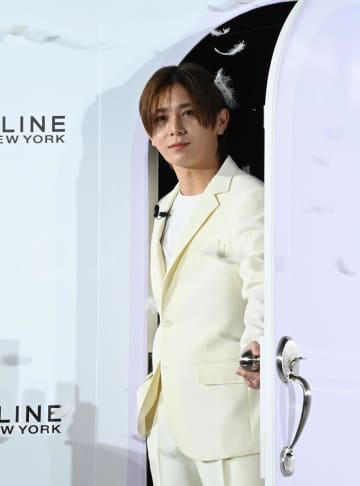 山田涼介 羽が舞う中で華やか登場 羽を伸ばす習慣は朝のランニング「すごく朝早く起きるので」