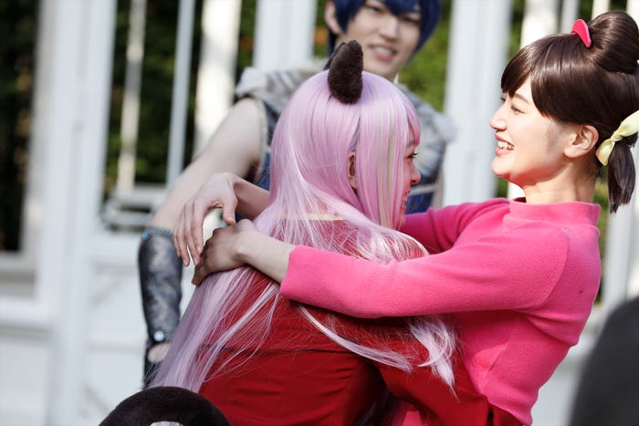 舞台『おそ松さんon STAGE~SIX MEN’S SHOW TIME~』F6の『Fo6ow Your Dreams!!!!!!』MV撮影より(C)赤塚不二夫/「おそ松さん」on STAGE製作委員会2020