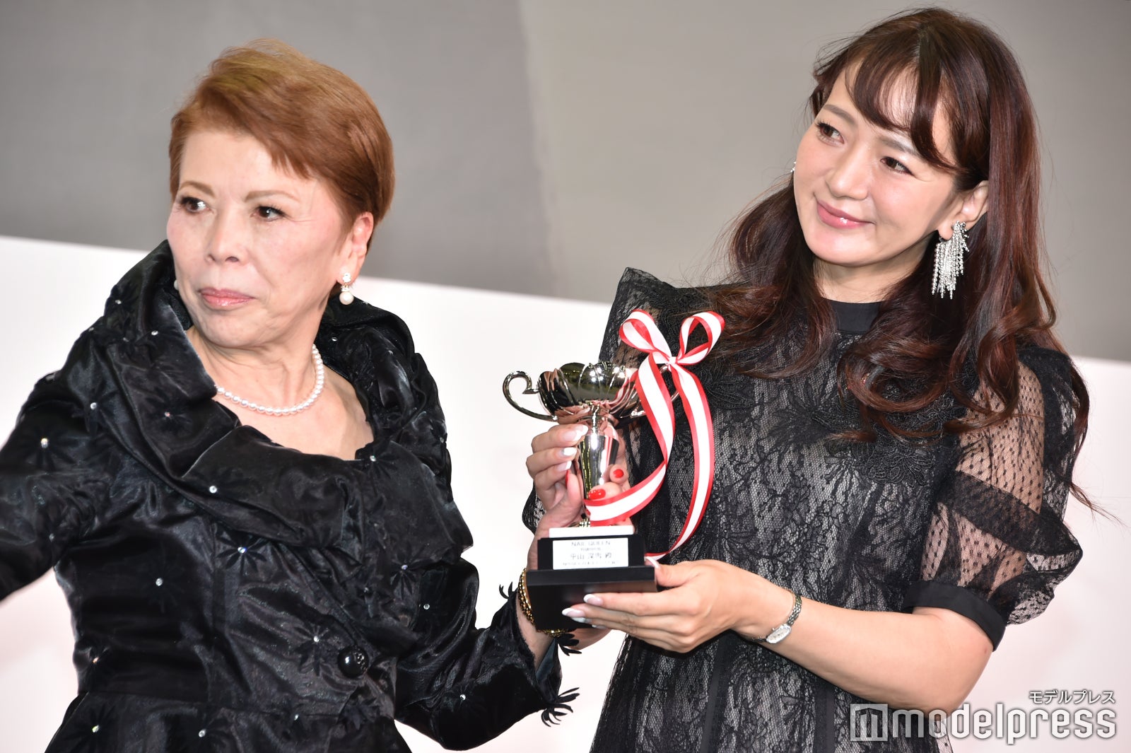 仲宗根幸子氏（日本ネイリスト協会理事長）、平山深雪 （C）モデルプレス