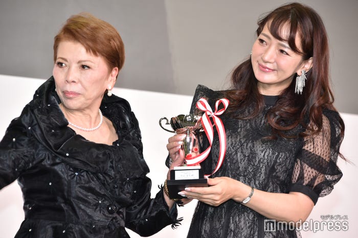 仲宗根幸子氏(日本ネイリスト協会理事長)、平山深雪 (C)モデルプレス