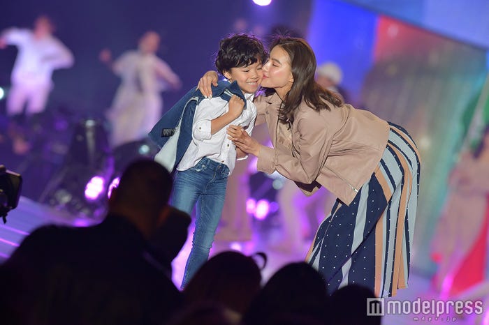 難波サキ、息子と共演(C)モデルプレス