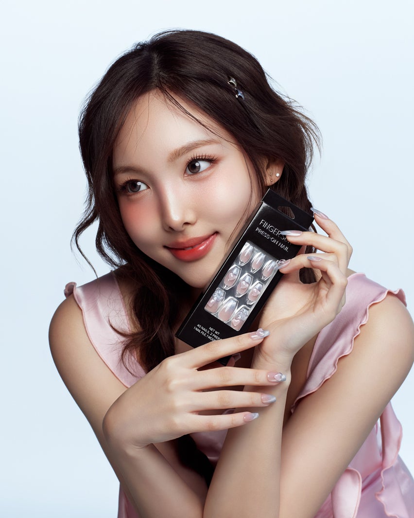 TWICEナヨン、4ルックで変幻自在な魅力放つ 韓国発ネイルウェア