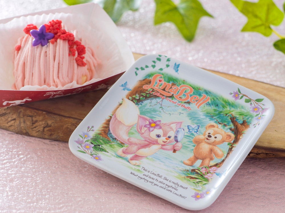 ストロベリーモンブラン、スーベニアプレート付き¥990（C）Disney