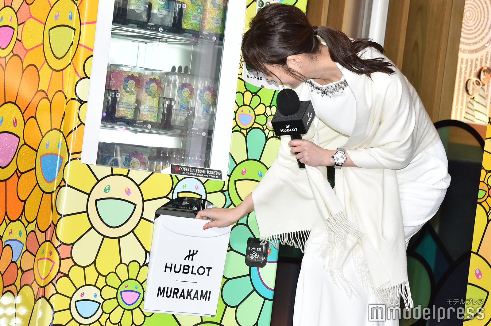 ガチャガチャを回す佐々木希 （C）モデルプレス