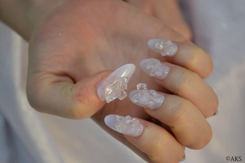 氷をイメージしたネイルは、人気芸能人から多くの支持を得ている三浦加納子氏が担当