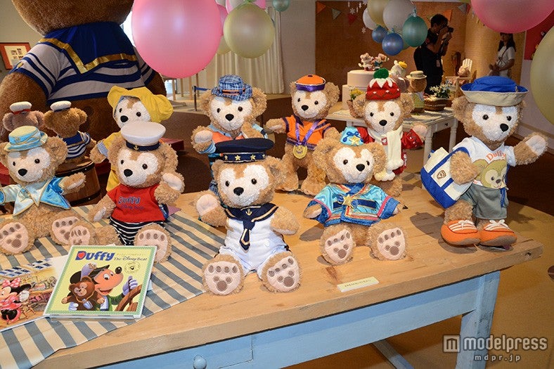 たコスチュームを身につけたダッフィー