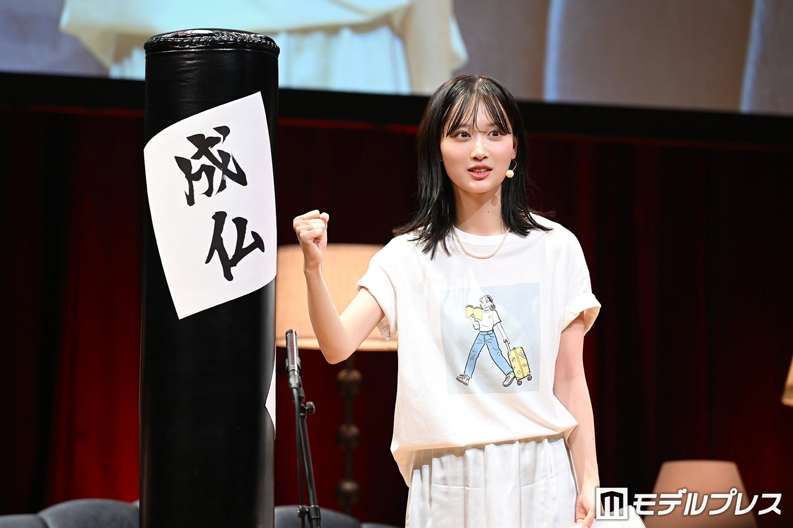 気合いを入れる山下美月（C）モデルプレス