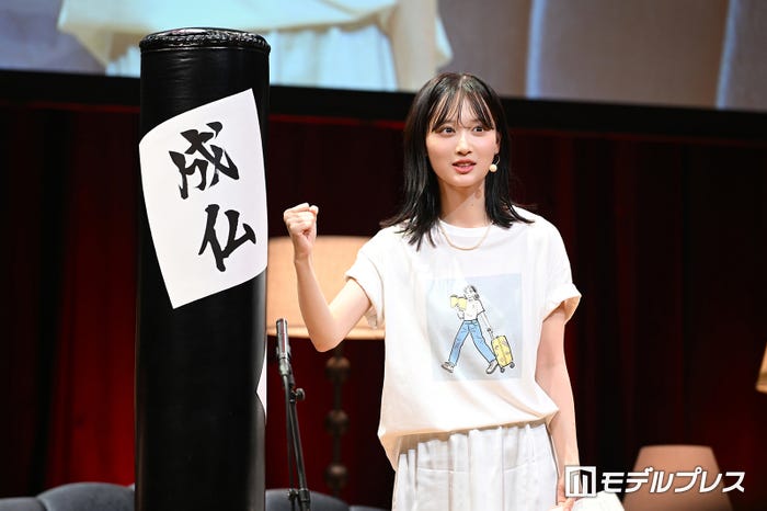 気合いを入れる山下美月(C)モデルプレス