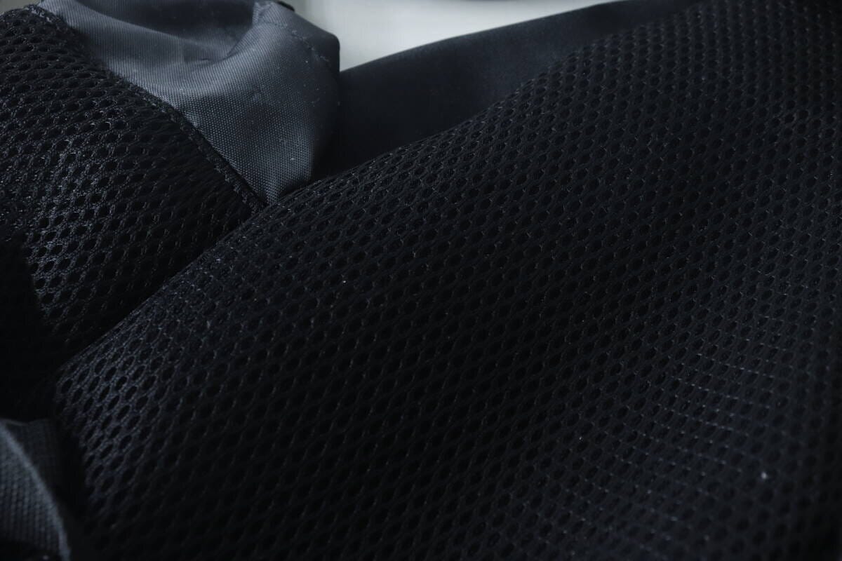 バッグの体に当たる部分の黒いメッシュ素材のアップ