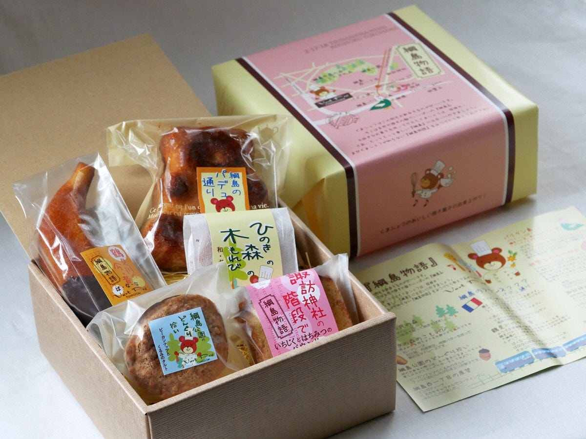 掛け紙に描かれている「くまシェフ」が自然や歴史の魅力がいっぱいの綱島を案内（小＜5種＞、税込1404円）