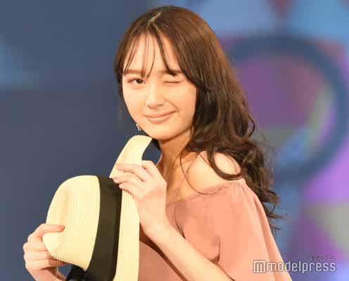 「オオカミちゃんくん」で話題の加藤栞、美デコルテ&美くびれに視線集中<札幌コレクション 2023 S/S>