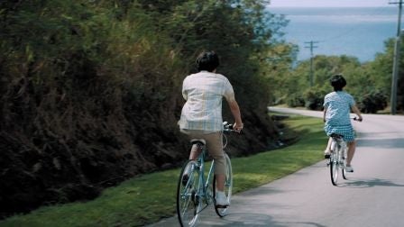 自転車で風を切るCMのワンシーン