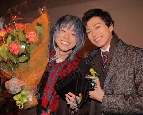 菅田将暉、賞をとりまくる 新田真剣佑の祝福に天使スマイル