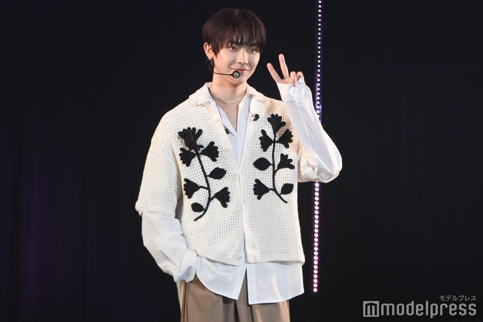 ピースを決めるNICHOLAS（C）モデルプレス