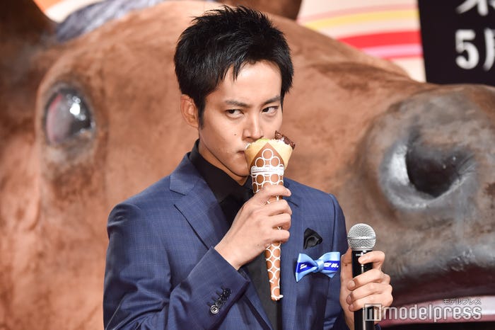 嗅ぐ(C)モデルプレス