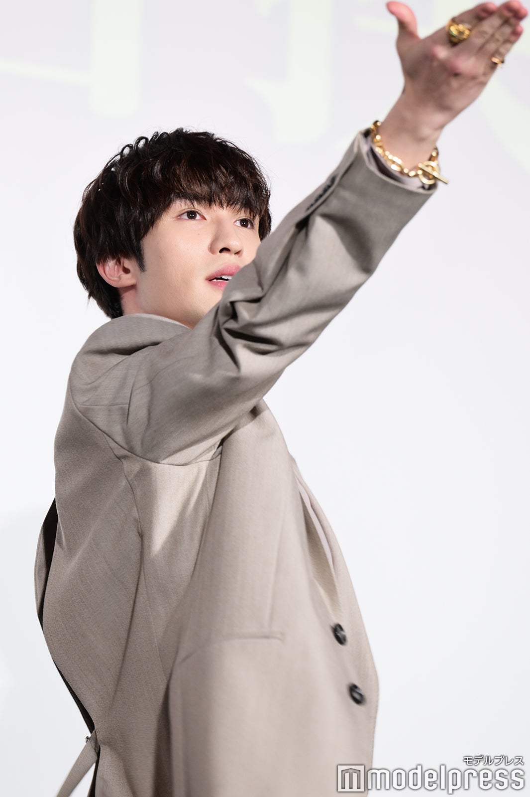 投げキスを飛ばすジェシー（C）モデルプレス