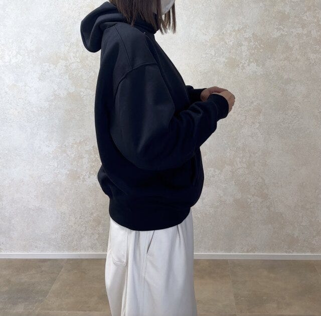 ユニクロスウェットオーバーサイズプルパーカ ユニクロスウェットオーバーサイズプルパーカの横からの着丈