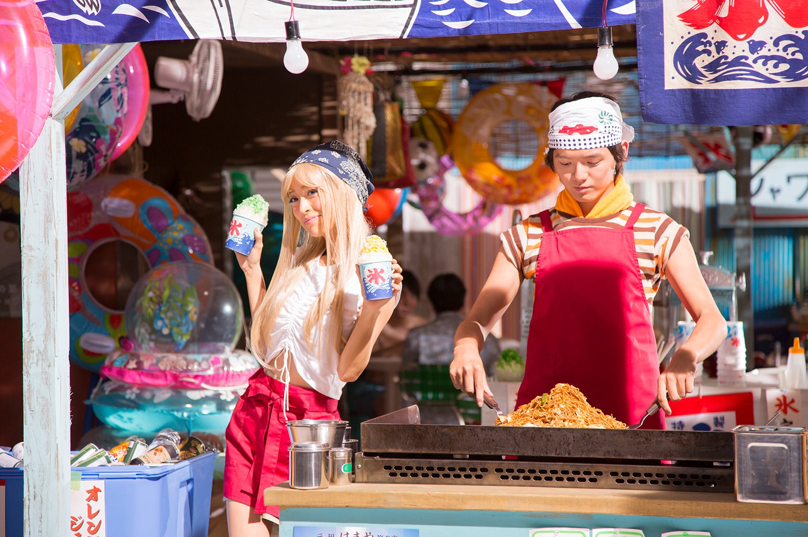 泉里香、濱田龍臣／「はじめての夏バイト」篇メイキングカットより（提供写真）