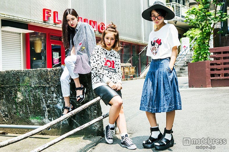写真左から「ウッドストック」のヒッコリーシャツワンピ(CANDY STRIPPER) (C)2015 Peanuts Worldwide LLC、「101匹わんちゃん」のスウェット(WEGO)、「ミッキーマウスとミニーマウス」のトップス(merry jenny)  (C)Disney  /画像提供:「NYLON JAPAN」