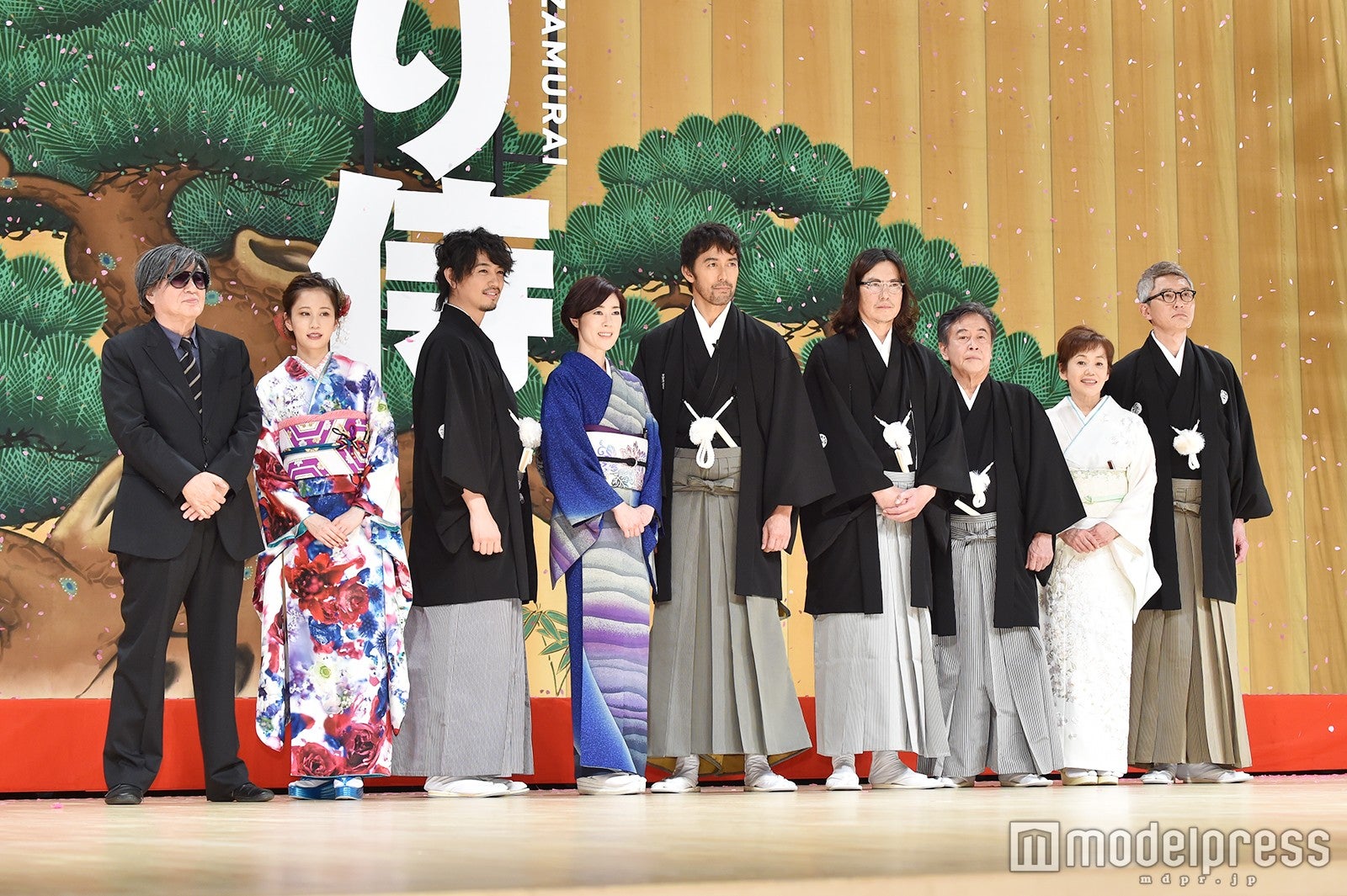 （左から）鶴橋康夫監督、前田敦子、斎藤工、寺島しのぶ、阿部寛、豊川悦司、風間杜夫、大竹しのぶ、松重豊（C）モデルプレス