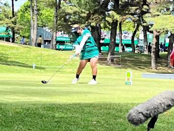 鈴木愛がニューウエアで大会コースレコードで単独首位