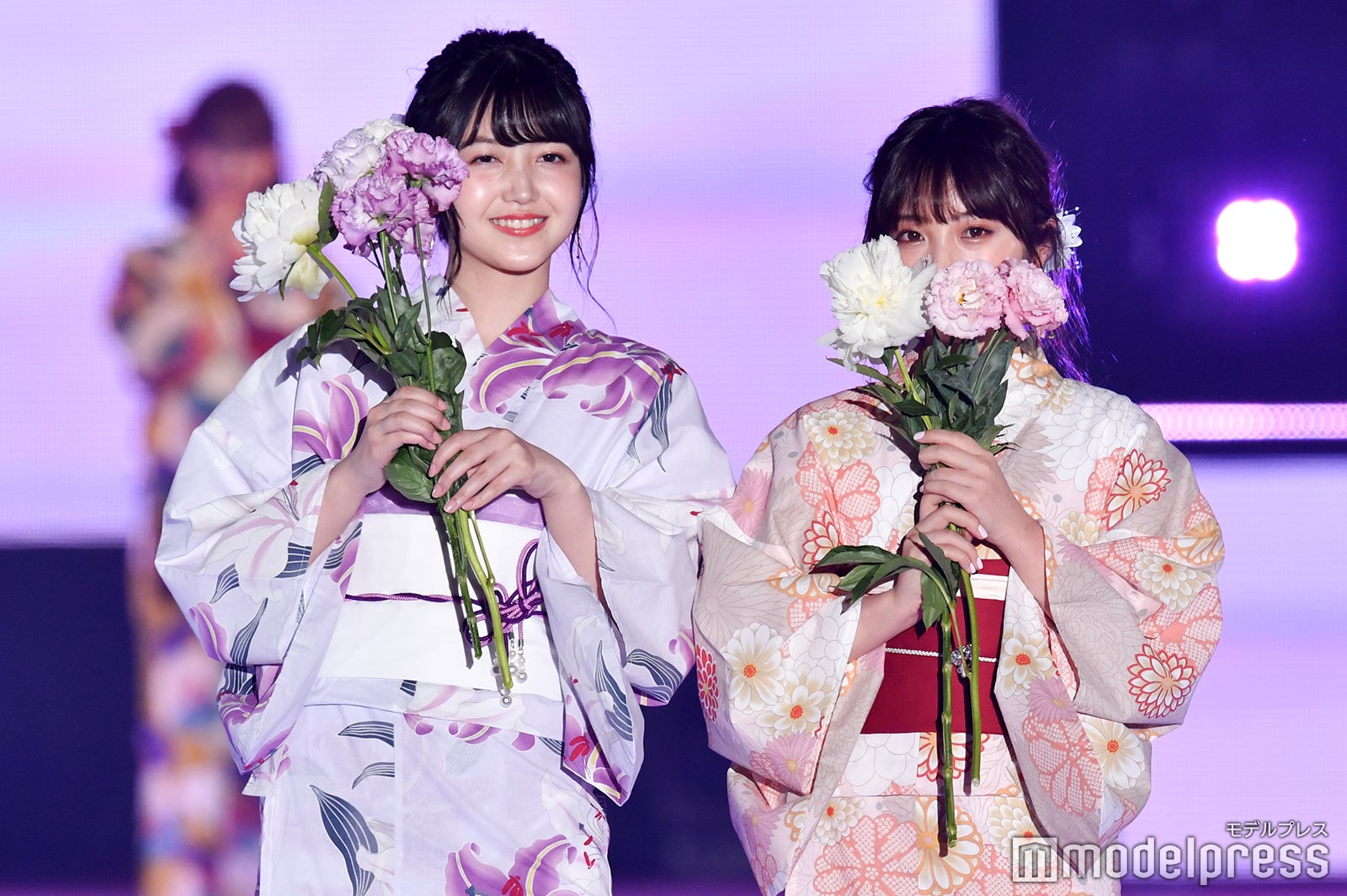 久保史緒里＆与田祐希（C）モデルプレス
