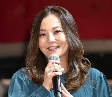 マジで誰？！激変した華原朋美 51歳信じられん可憐可愛い♥姿でステージ登場 「子育て」理由で髪ばっさり