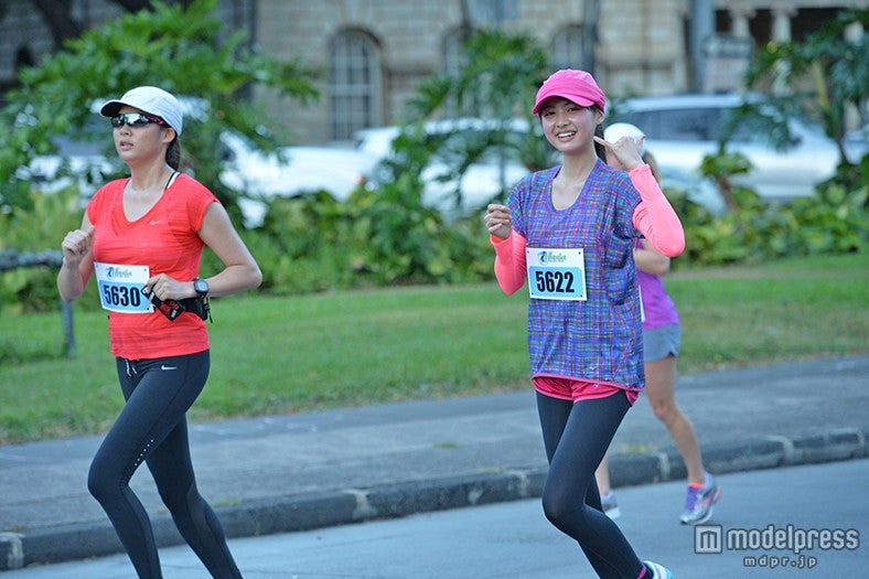 ラン中の松元絵里花（C）テレビ東京