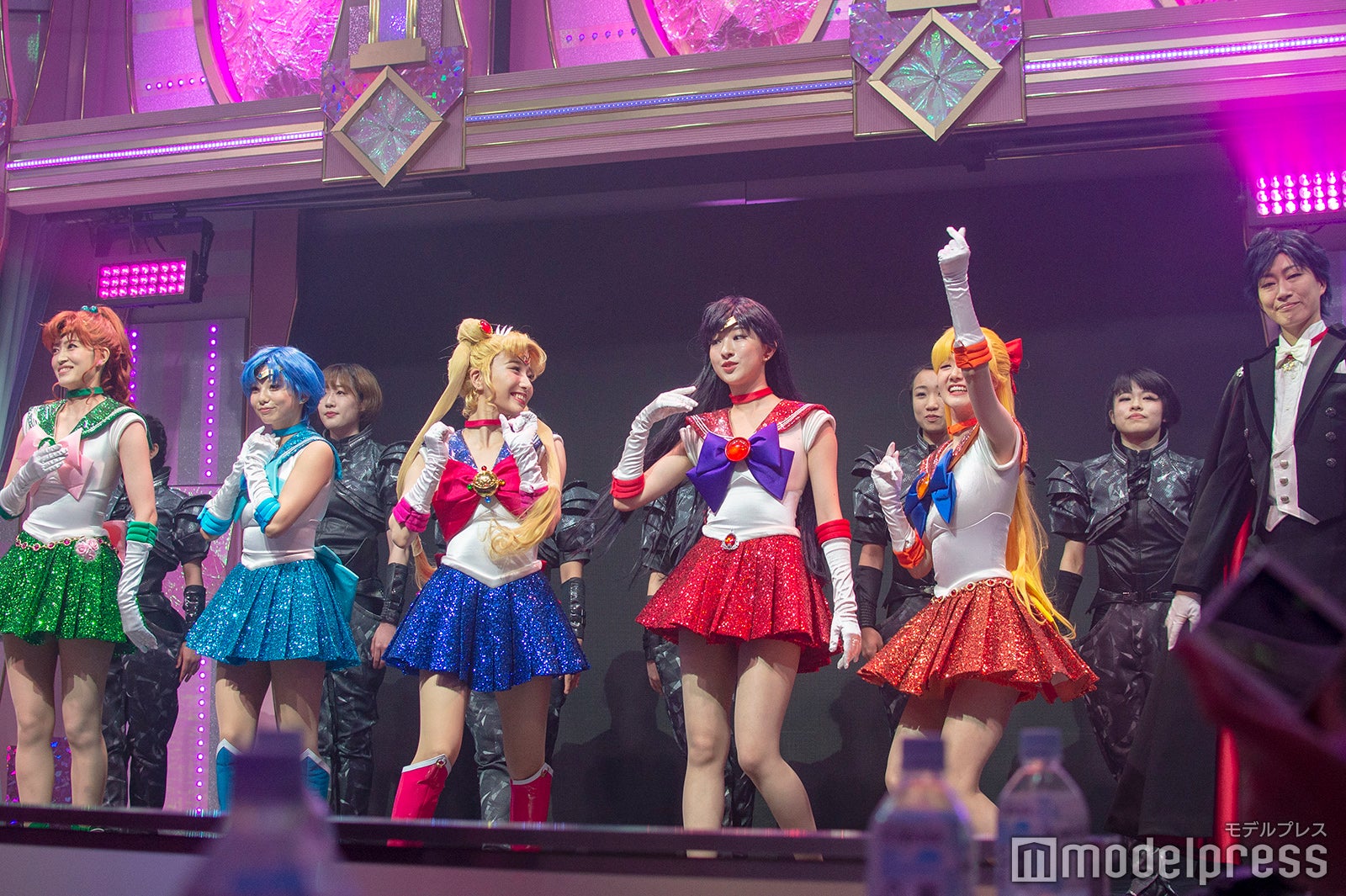 臨場感たっぷりのショーステージ（C）モデルプレス