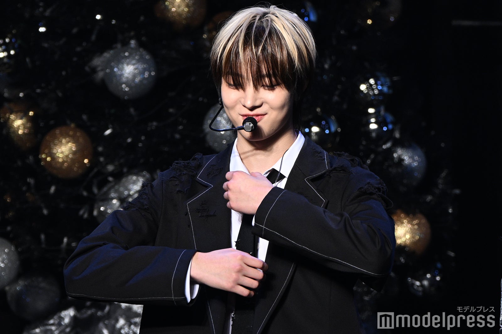 サンタのようにそりを引っ張るEJ（ウィジュ）（C）モデルプレス