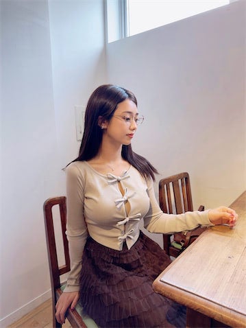 "日本一強い女子アナ"、メガネ×私服ショットに反響「スタイル抜群」「なんでこんなに可愛いんだ」
