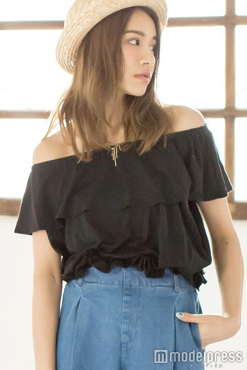 オフショルダーフリルシャーリングトップス「Re:EDIT by GALSTAR」1,498円（税込）／画像提供：Re:EDIT by GALSTAR