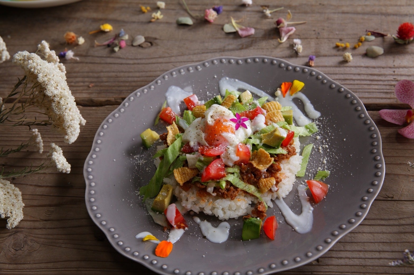 オリジナルタコライス（アンチャンティー付）／画像提供：HANABAR