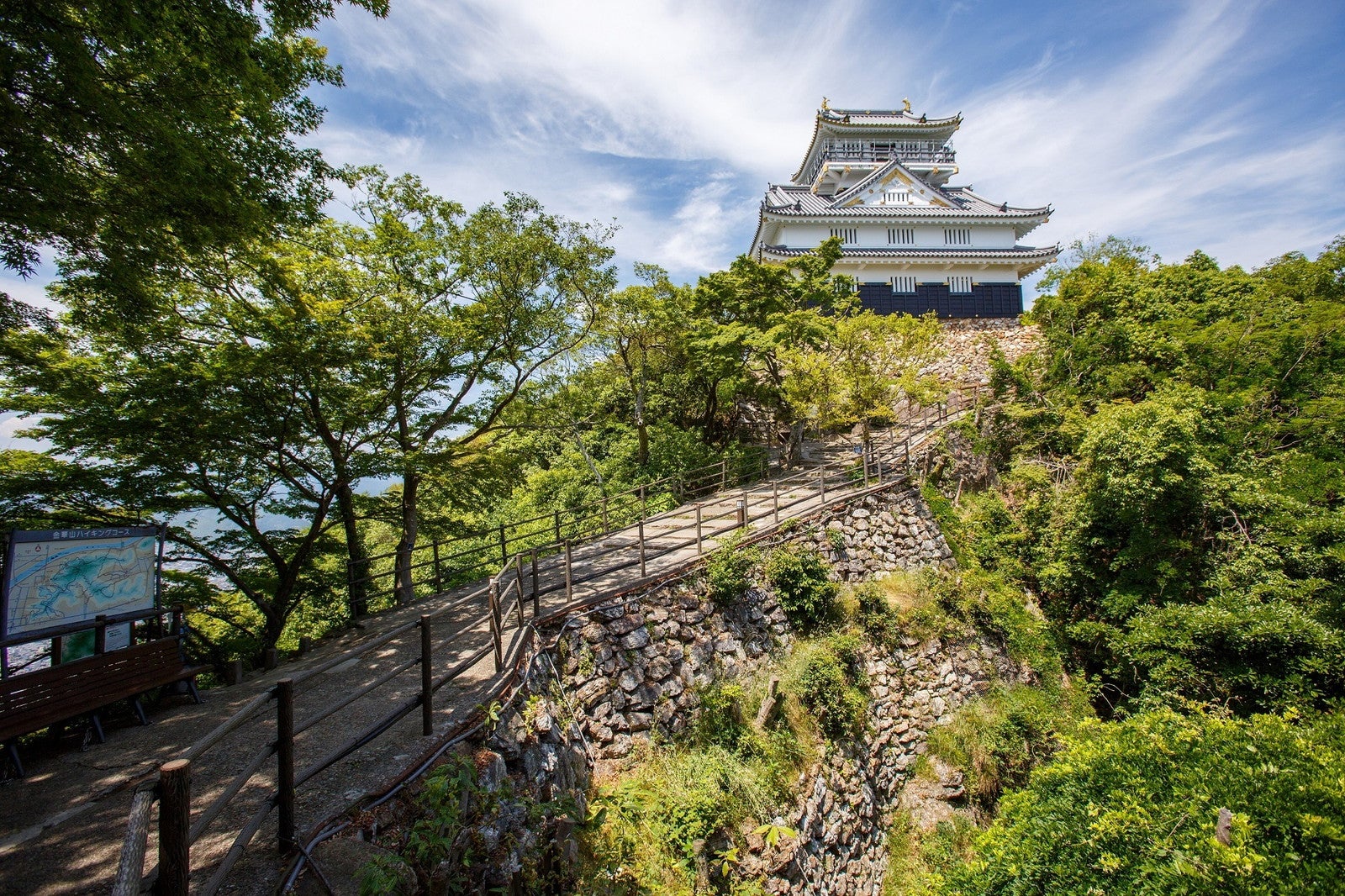 山頂から町並みを見下ろす岐阜城／提供画像