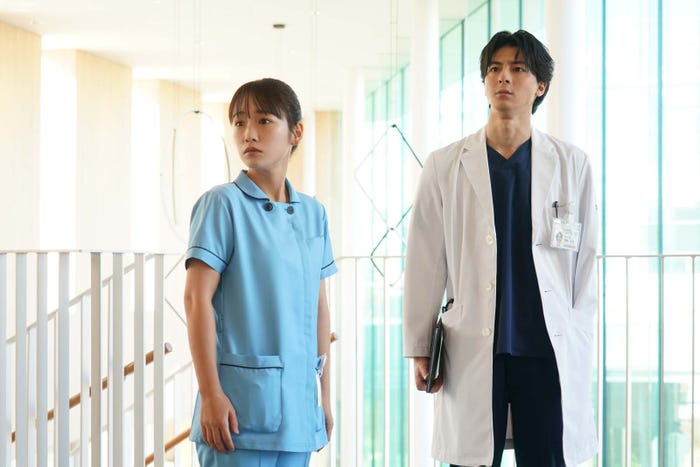 川栄李奈、高杉真宙「となりのナースエイド」第2話より(C)日本テレビ